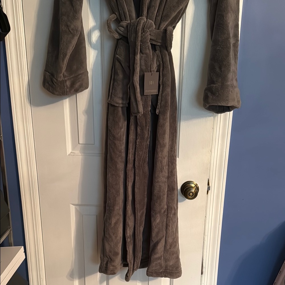 RH Plush Gray Robe new - Picture 3 of 8